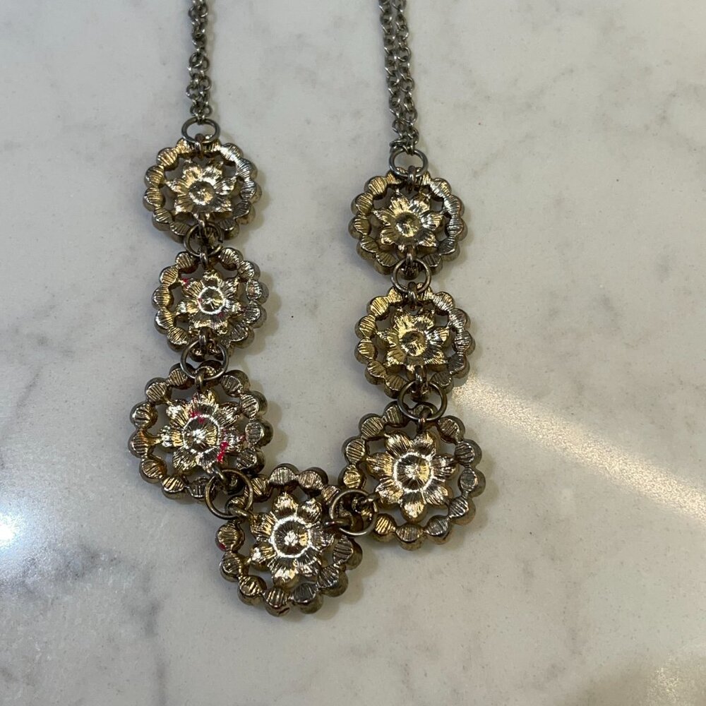 ✨ Vintage J.Crew Hammered Silver-Tone Crystal Medallion Statement Necklace ✨ - Picture 4 of 7